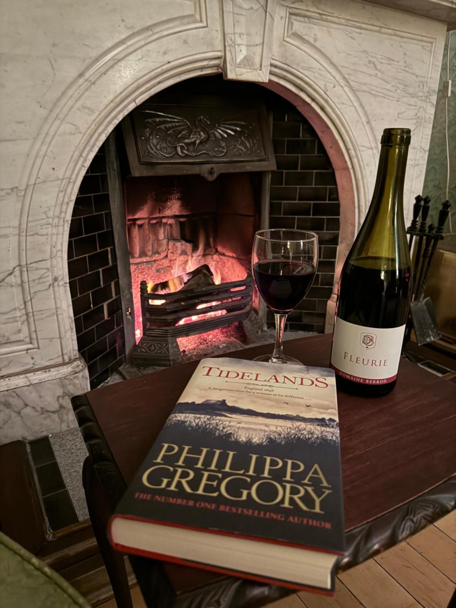 Clone Country House Aughrim Kültér fotó A wine and book at the fireplace