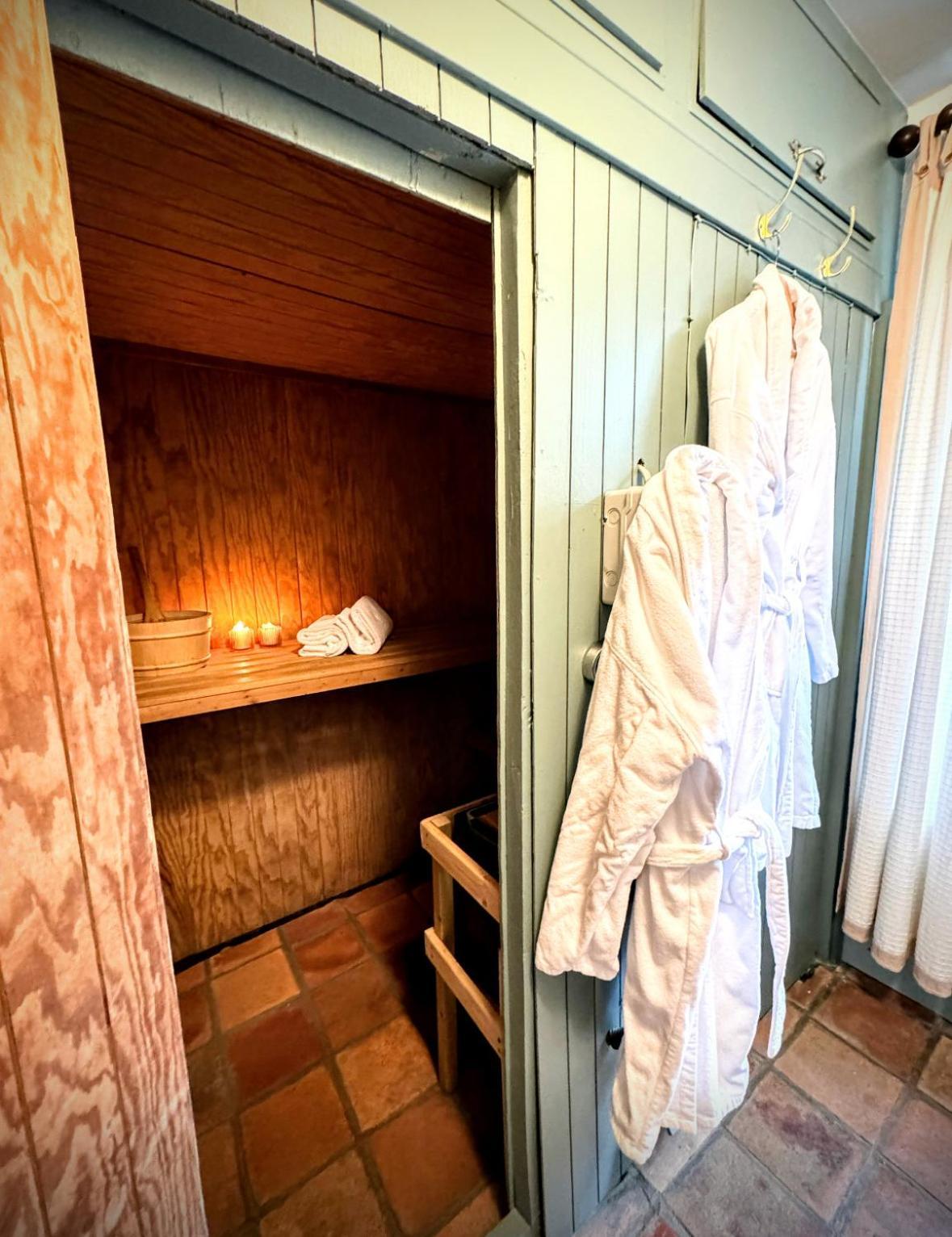 Clone Country House Aughrim Kültér fotó A bathrobe hanging in a closet