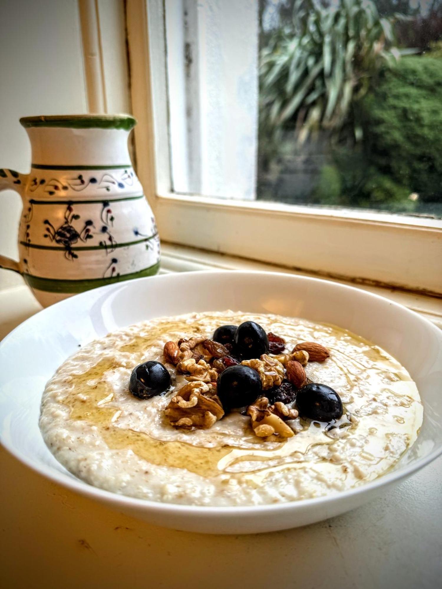 Clone Country House Aughrim Kültér fotó Oatmeal with blueberries and walnuts