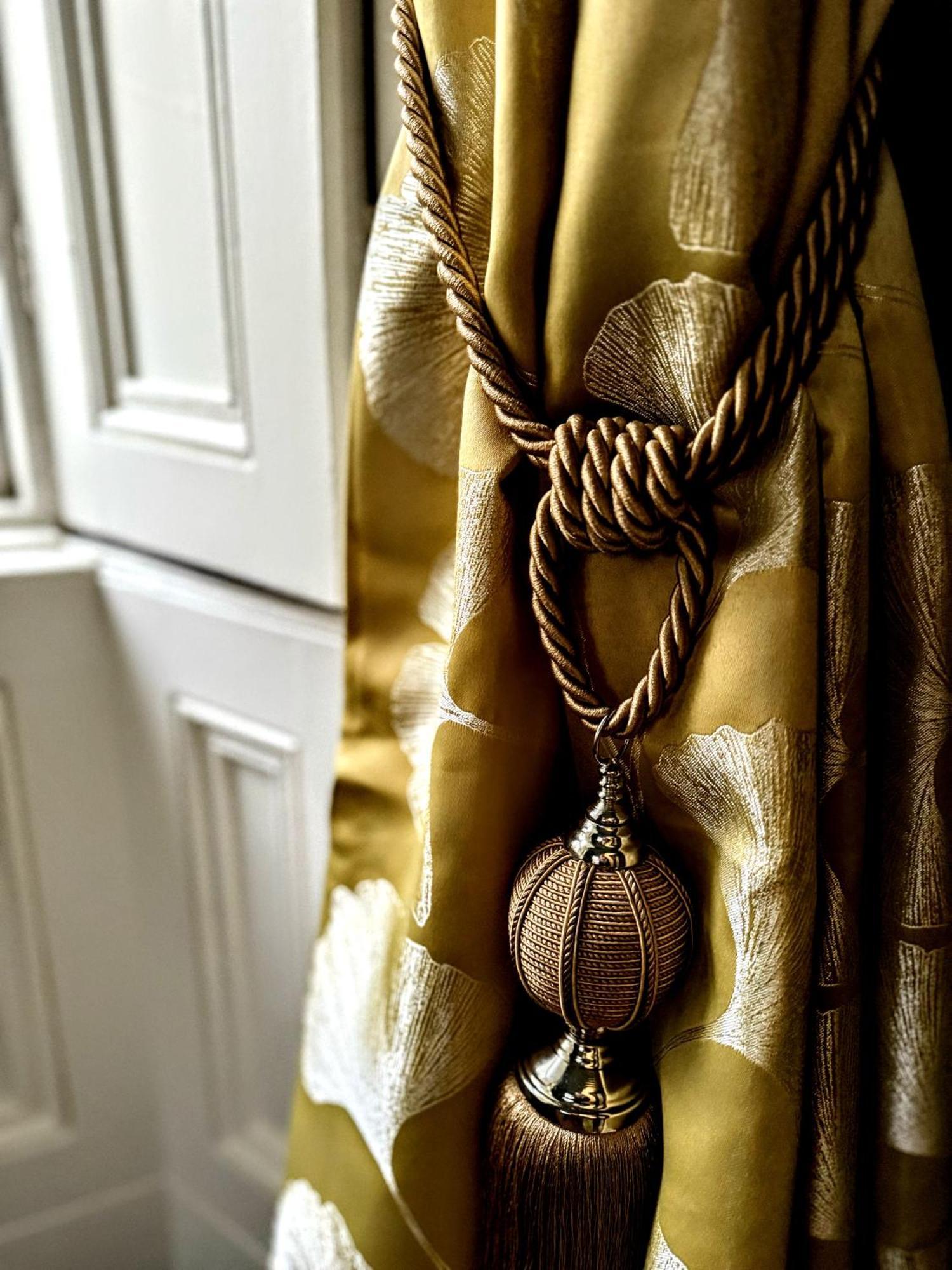 Clone Country House Aughrim Kültér fotó A curtain tieback