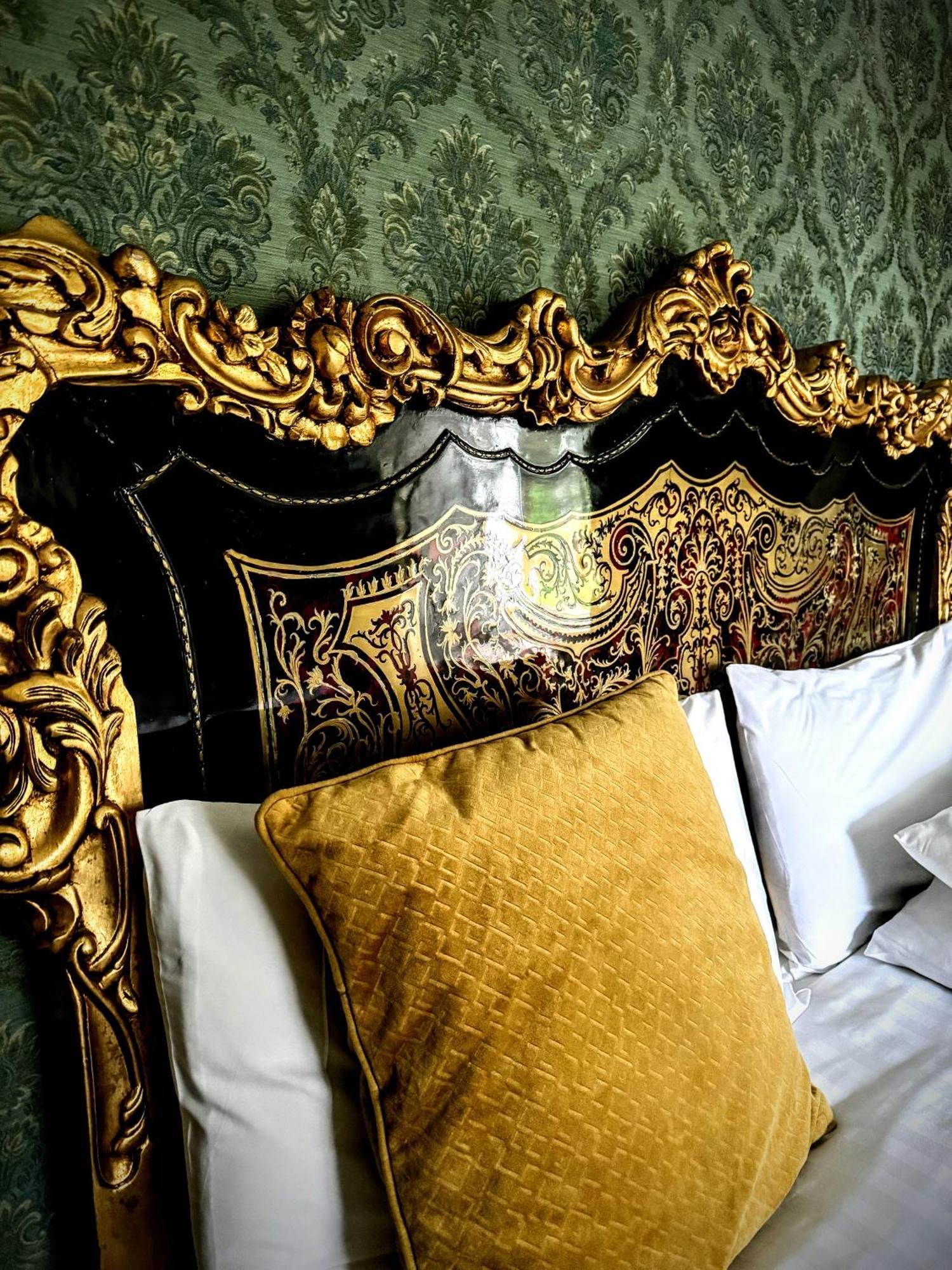 Clone Country House Aughrim Kültér fotó A gold velvet cushion
