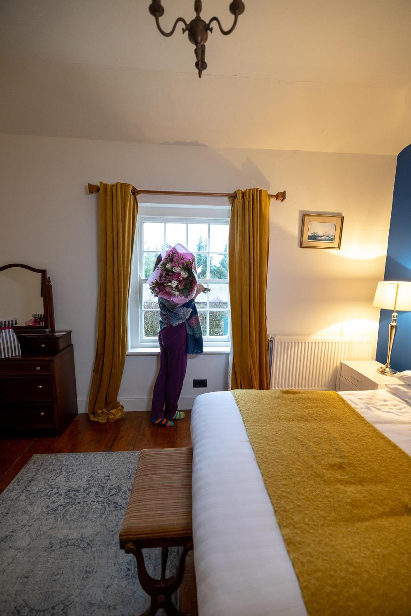 Clone Country House Aughrim Kültér fotó A woman with a bouquet of flowers