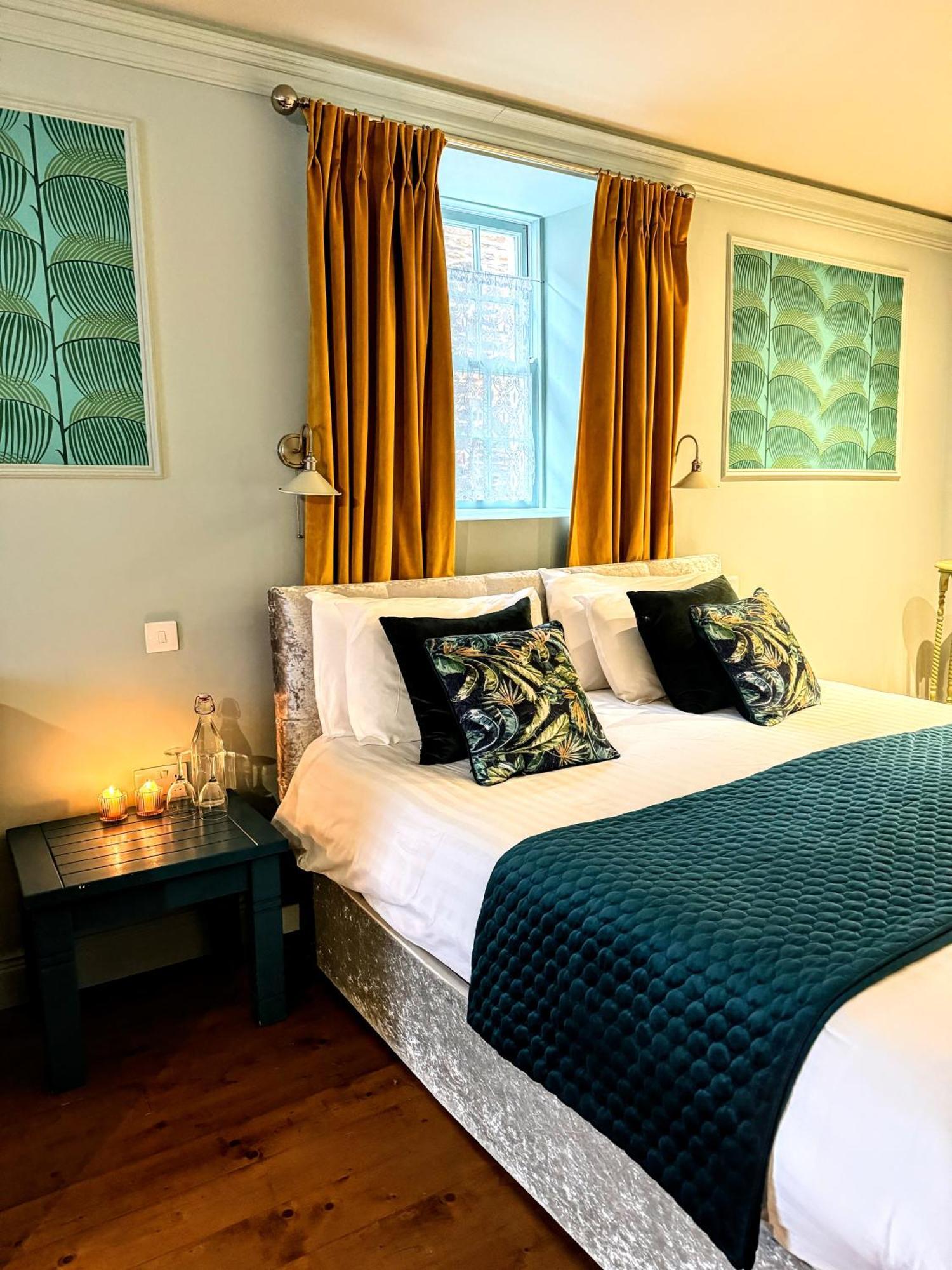 Clone Country House Aughrim Kültér fotó A bedroom at The Old Vicarage