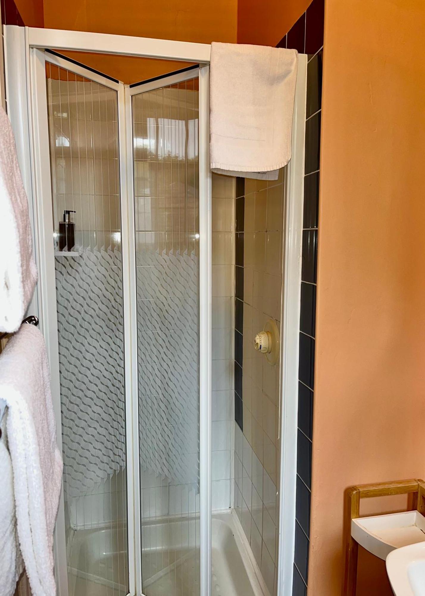 Clone Country House Aughrim Kültér fotó A shower cubicle
