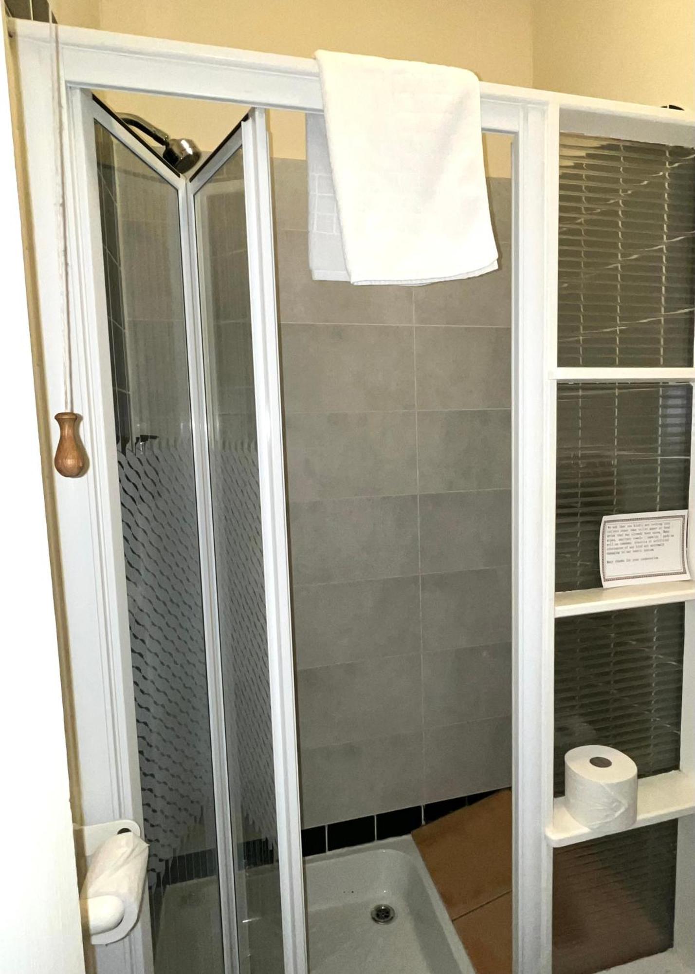 Clone Country House Aughrim Kültér fotó A shower door