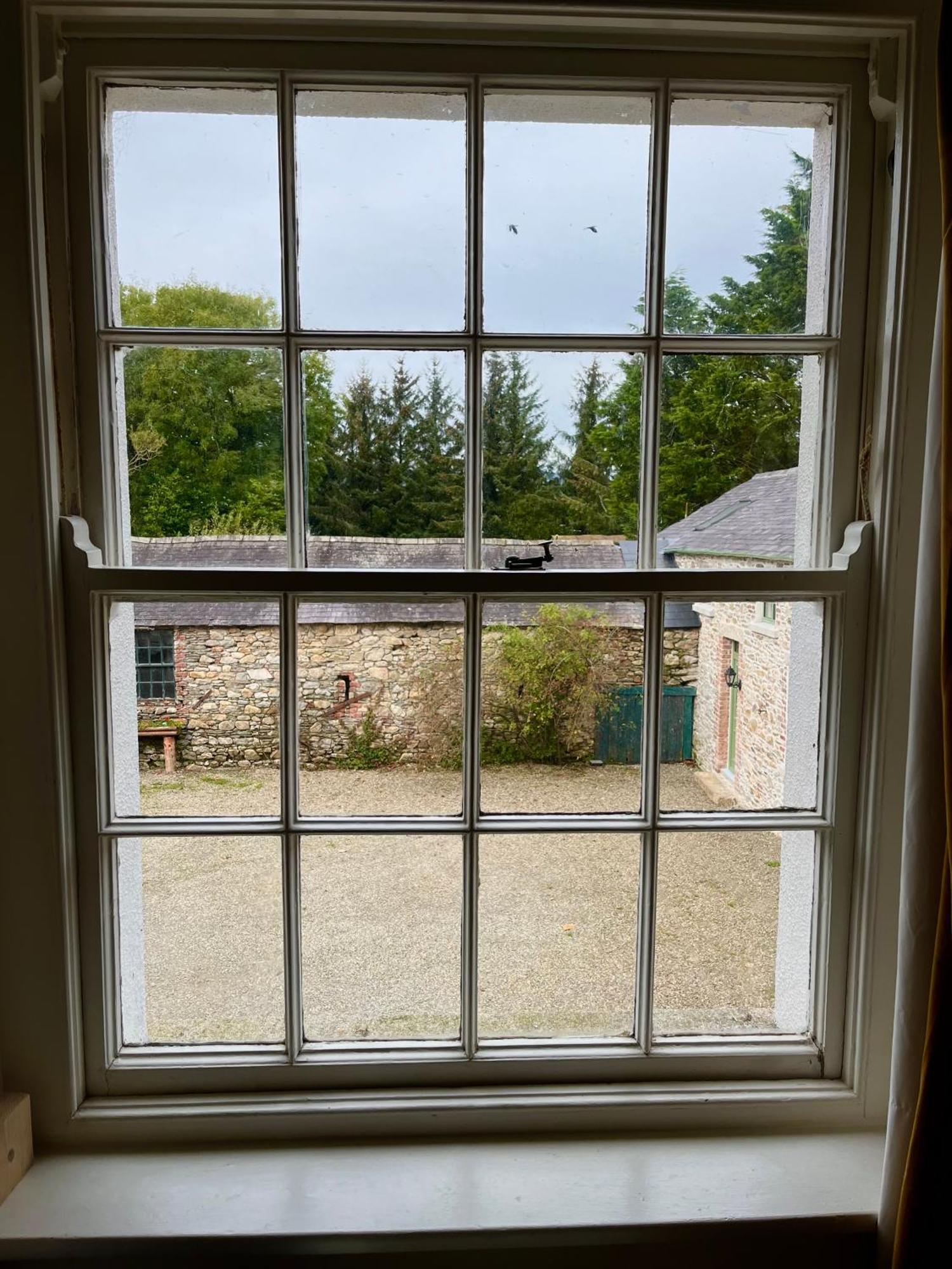Clone Country House Aughrim Kültér fotó A window with a sash lock