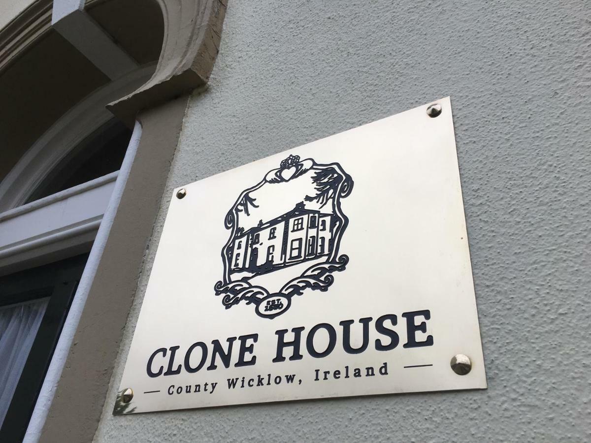 Clone Country House Aughrim Kültér fotó The plaque on the front of the house